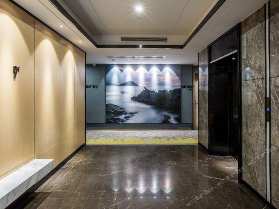 Shenzhen Bantian Huaweizhongcheng Atour Hotel Bagian luar foto