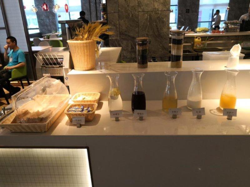 Shenzhen Bantian Huaweizhongcheng Atour Hotel Bagian luar foto
